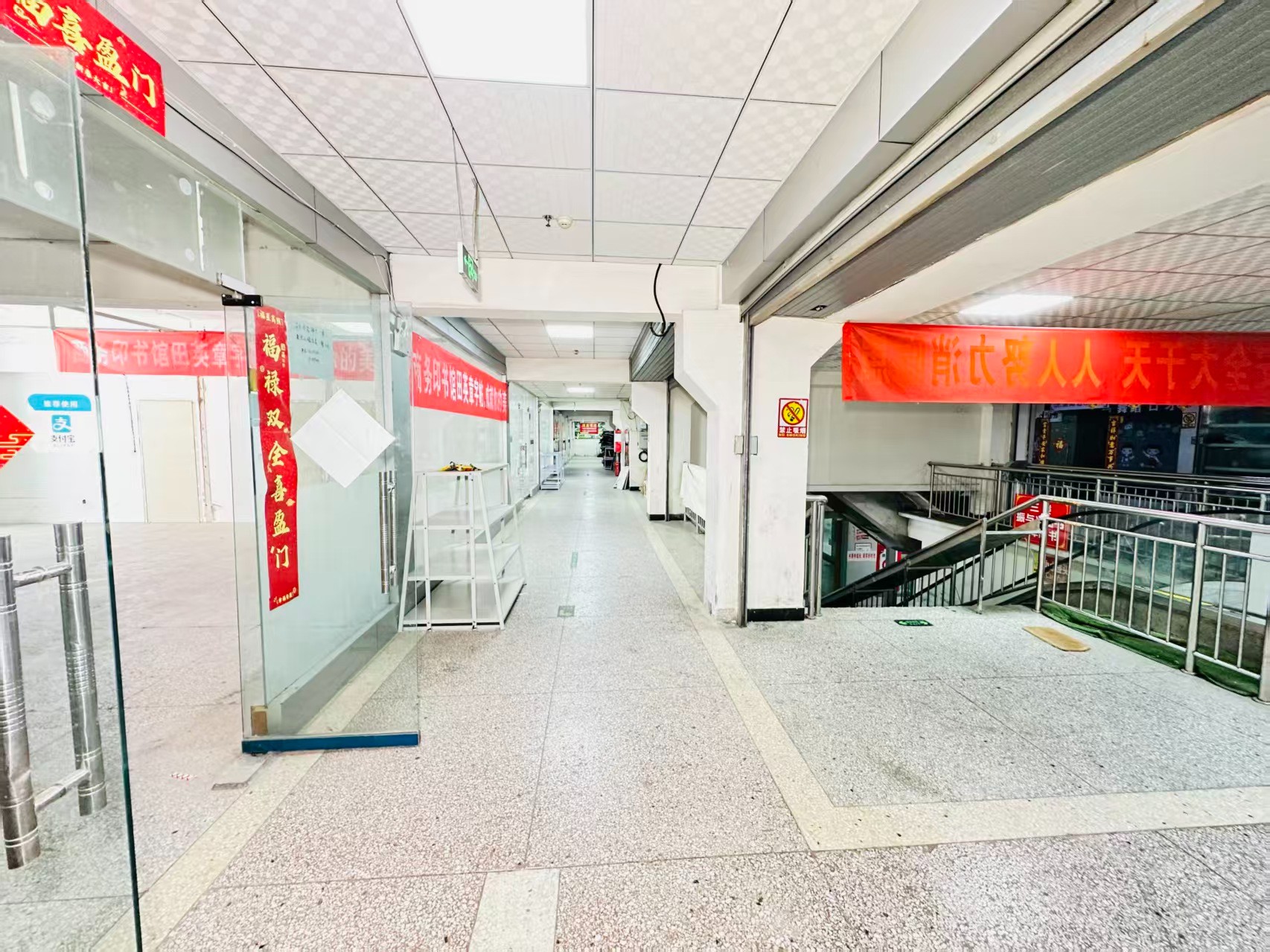 军苑巷引入人工智能技术应用场景，推动AI与商业、零售、电商、企业服务等领域融合发展。